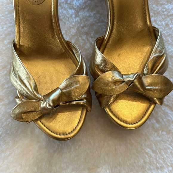 Coach gold sandals. - Picture 4 of 7